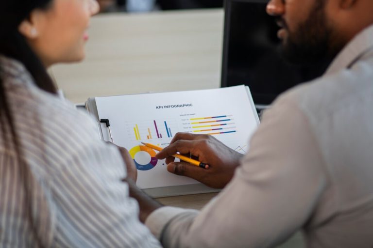 Employés à angle élevé travaillant ensemble