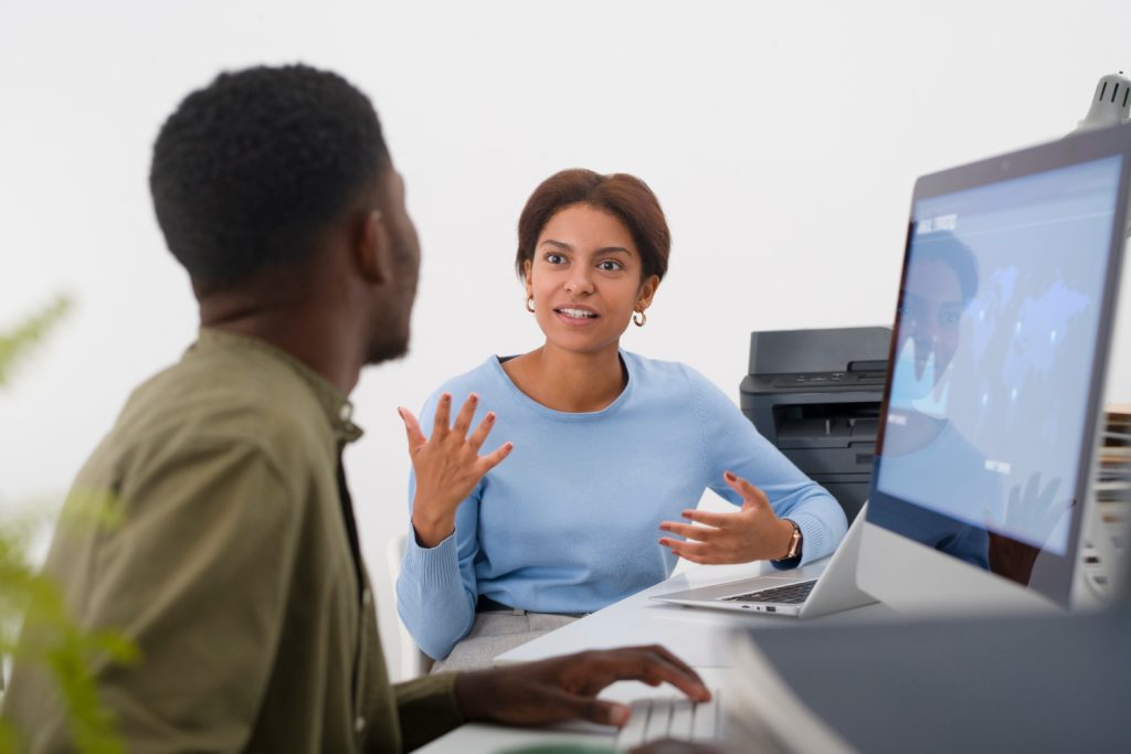 Gens de plan moyen discutant au travail